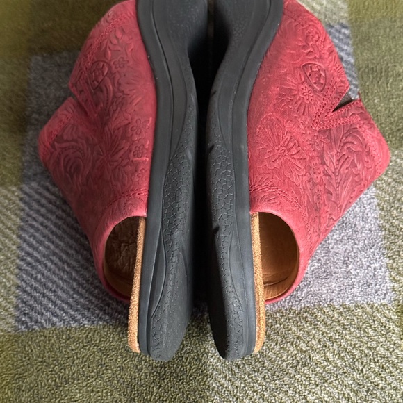 Ariat Bridgeport Red/Burnt Red Tooled Floral Leather Slide Sandals Size 9M(B) - Picture 5 of 8